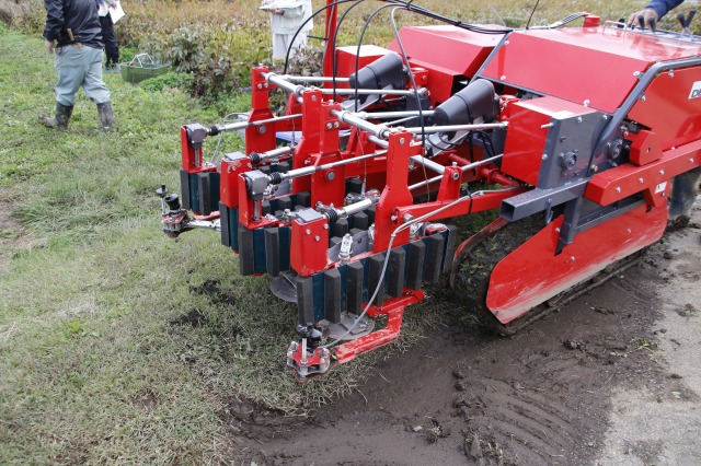 デリカのレタス収穫機2畝同時カット作業 長野野菜花き試験場で│